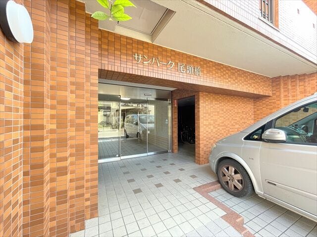 【エントランス】洗練されたデザインのエントランスホールが、住まいへの期待感を高めます。