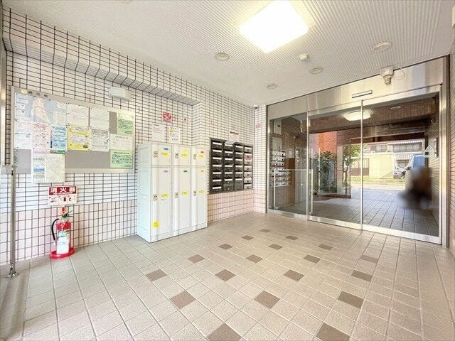 【ロビー、POST、宅配ボックス、オートロック付き】宅配ボックスが設置されています。在宅時・不在時に関わらず、居住者の代わりに非対面で宅配荷物を受け取ってくれる便利な設備です。