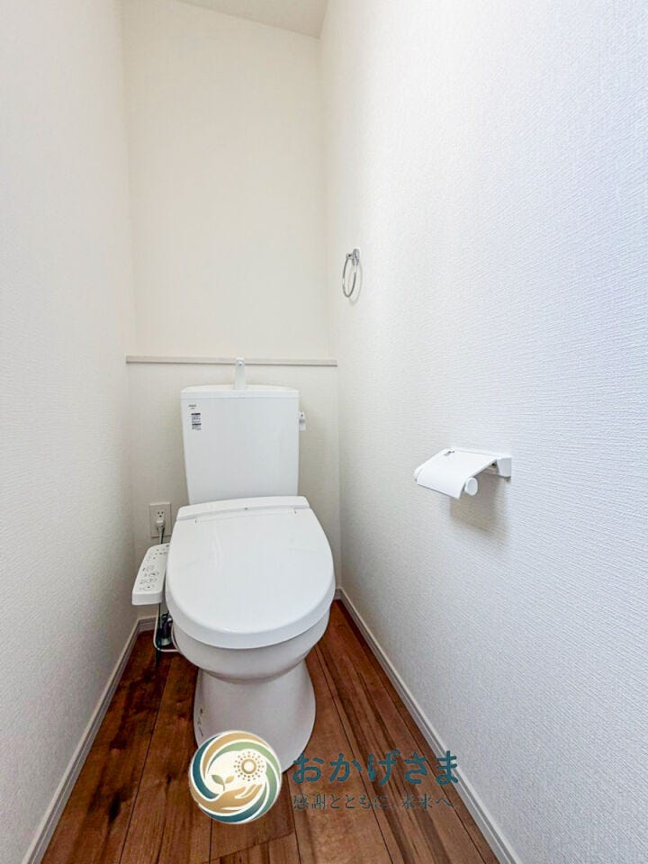 【トイレ】
温かみのある木目調フロアが落ち着くトイレ空間。清潔感のある白でまとめられ、使い勝手も良好です。