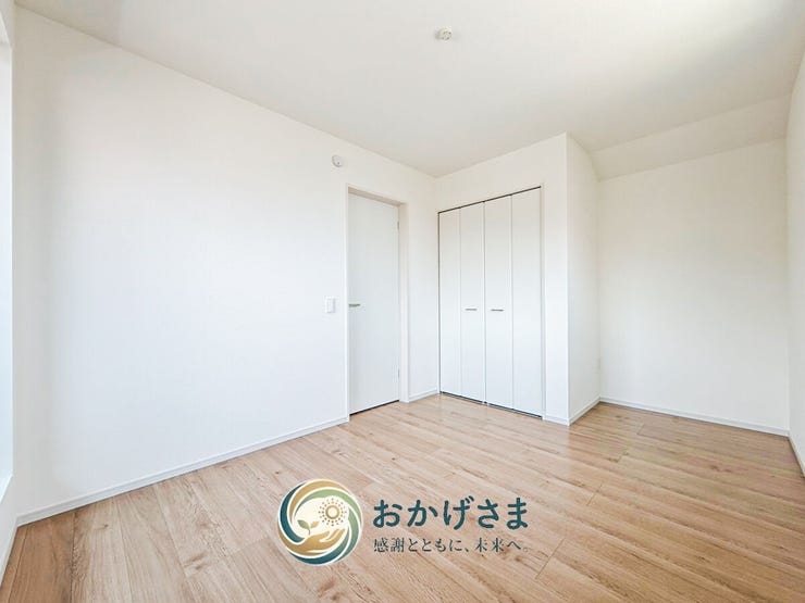 【洋室】
クローゼット付きで整頓がしやすいシンプルな洋室。お部屋の形状が良く、家具の配置もスムーズに行えます。