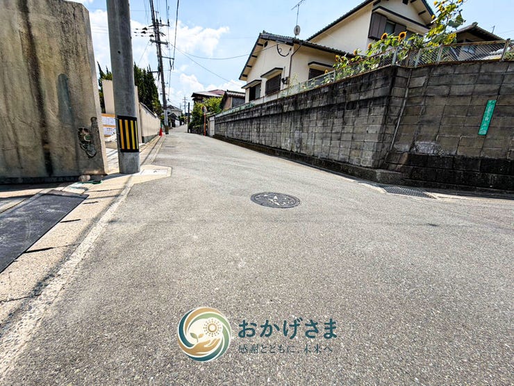 【前面道路】
日当たりが良く開放感のある道路環境。幅員もしっかりと確保されており、お車の通行や出し入れもスムーズです。