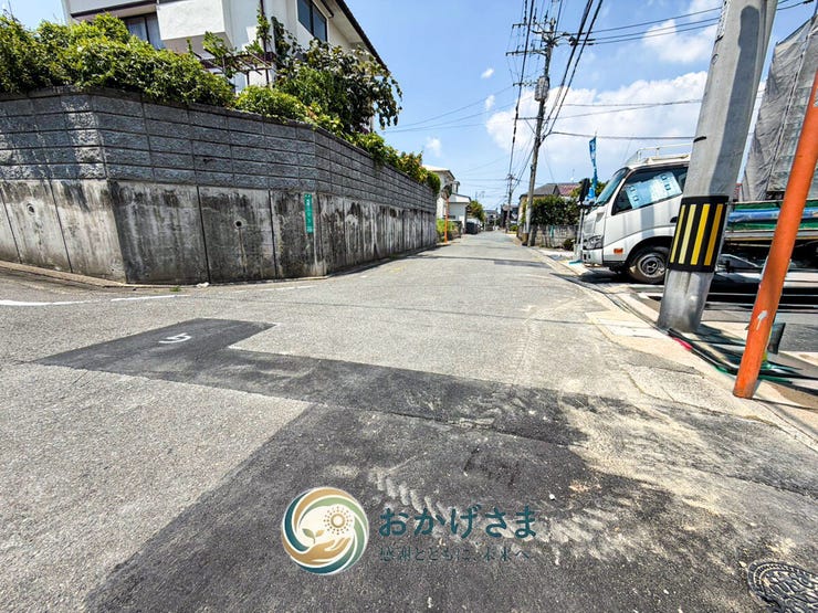 【前面道路】
綺麗な舗装が施された見通しの良い前面道路。周辺は閑静な住宅街で、穏やかで落ち着いた生活環境が整っています。
