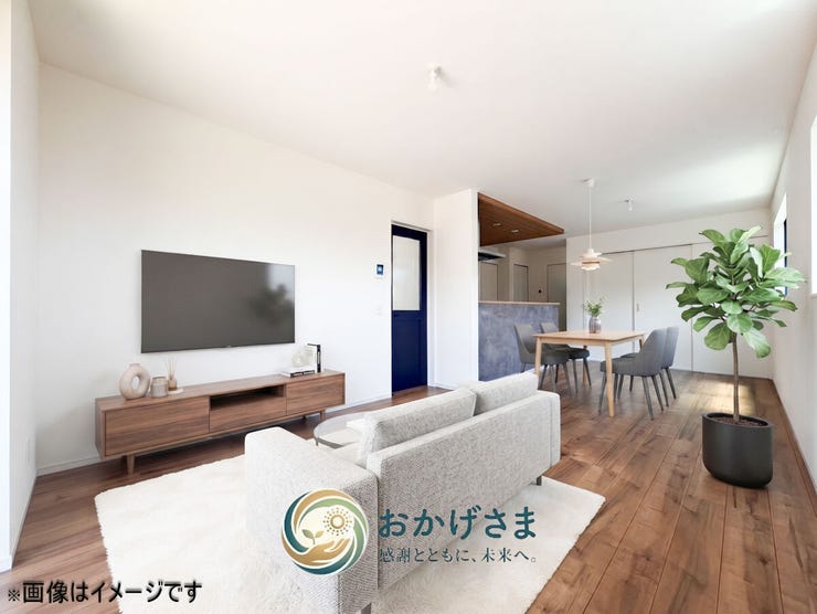 【リビング】
【リビング・ダイニングイメージ】
※画像は家具設置イメージです。
深みのある木目調フロアとシックなドアが映えるLDK。開放的で落ち着いたインテリアがなじみます。