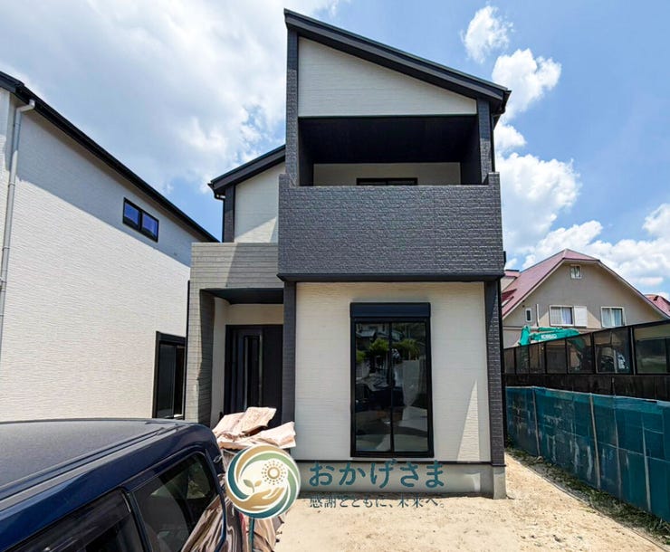 【外観正面】
シャープな屋根ラインとツートンカラーが洗練されたファサード。現代的で存在感のあるデザインです。