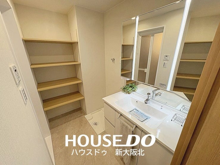 ■嬉しい三面鏡の洗面台!三面鏡は鏡の角度を変えることで様々な角度からメイクやヘアスタイルを確認することができるので、整容もはかどります!
■洗面スペースに大容量「の可動棚があるのも嬉しいですね!