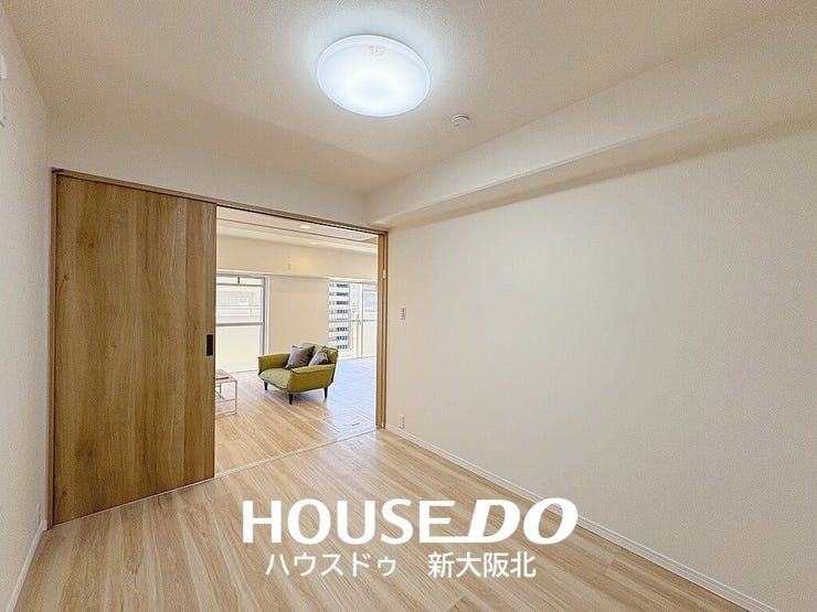 ■リビング横約5帖jの洋室です!
■リビングに面したお部屋は、ご家族のライフスタイルに合わせて広々としたリビングとして使用したり、個室として利用するなど、使い分けることができます!