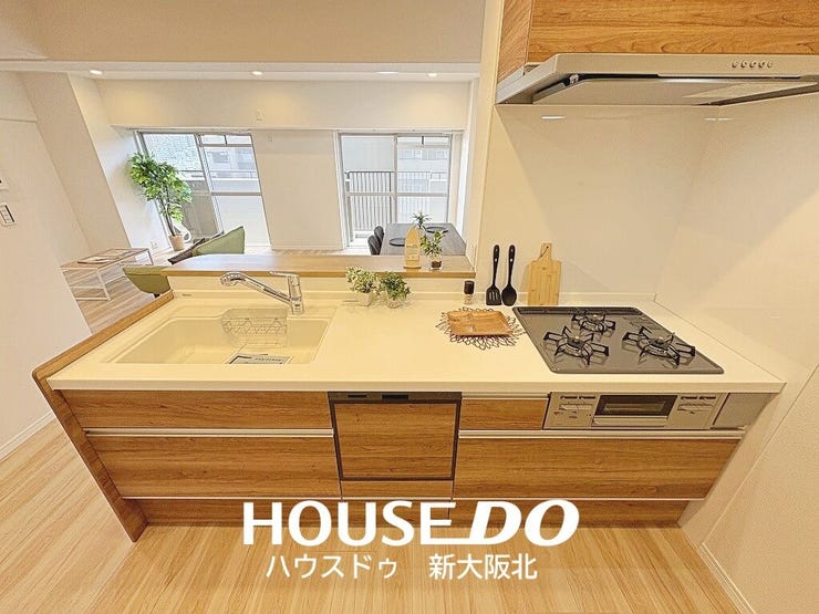 ■ご家族との会話が楽しめる対面式のシステムキッチン!
■料理をしながらテレビを見たり、お子さまの様子を見守ることもできますよ!
■毎日のお料理が楽しくなりそうですね!