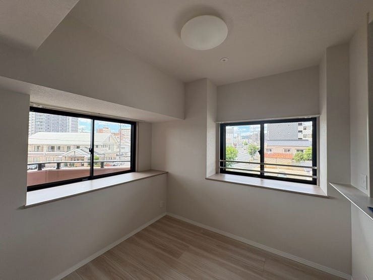 角部屋ならではの開放感と明るさを実感できるお部屋です。
※撮影時工事中のため、リビングの一部分です