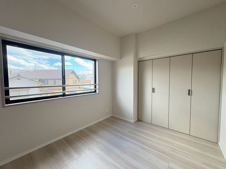 ナチュラルな木目調フローリングが温かみを感じさせるお部屋です。