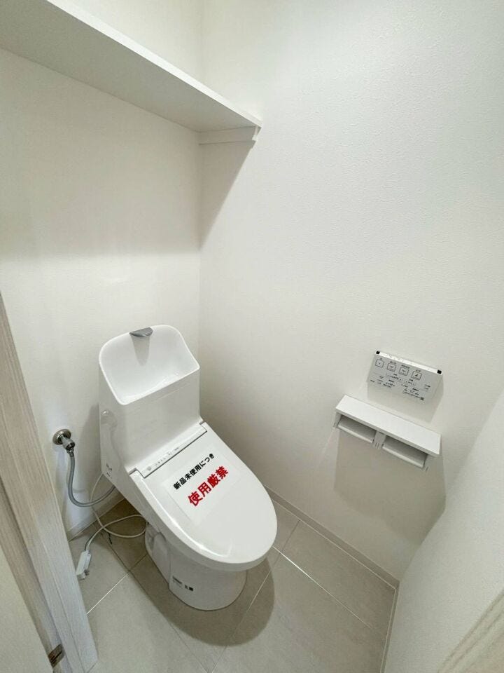 《トイレ》
ウォシュレット付きトイレです。
上部収納あり!ストック品や掃除用品の収納に♪