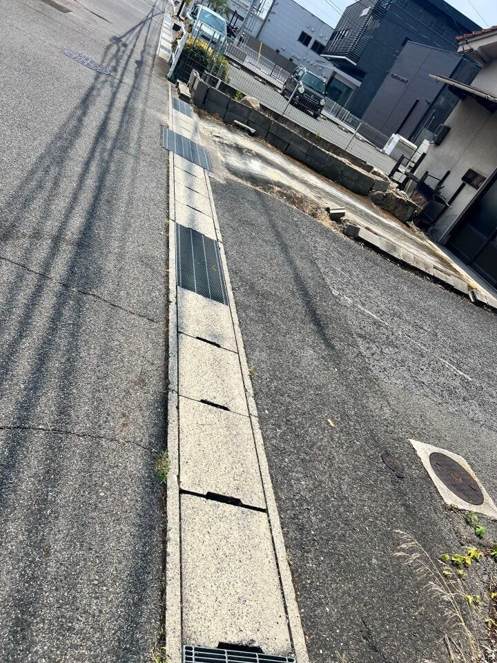 側溝あり。