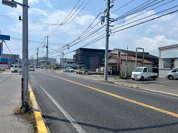 前面道路は2号線です。