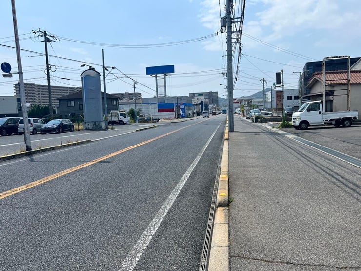 見通しの良い2号線沿いの売地です。