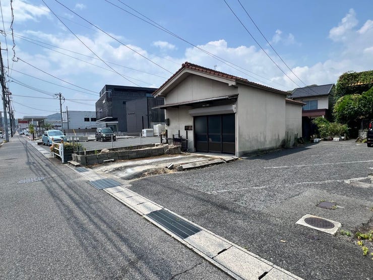 間口11mあり車の出入れは便利です♪