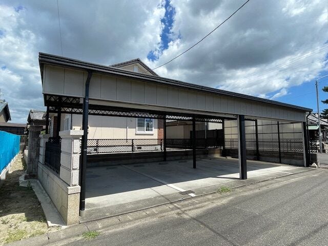 カーポート付♪並列駐車4台可能!