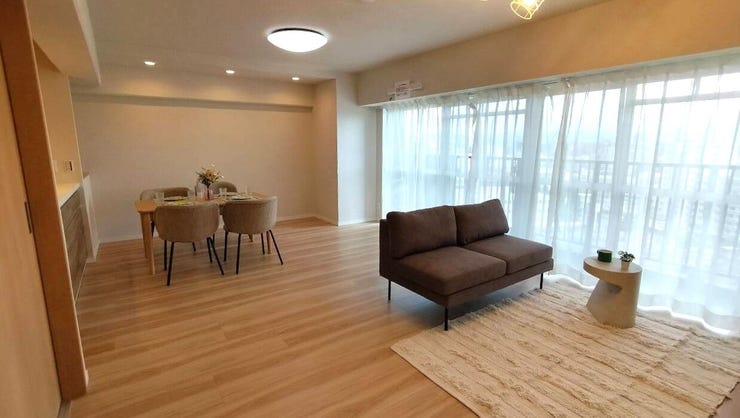 南東向きの窓からたっぷりと日が差し込む明るいリビングです