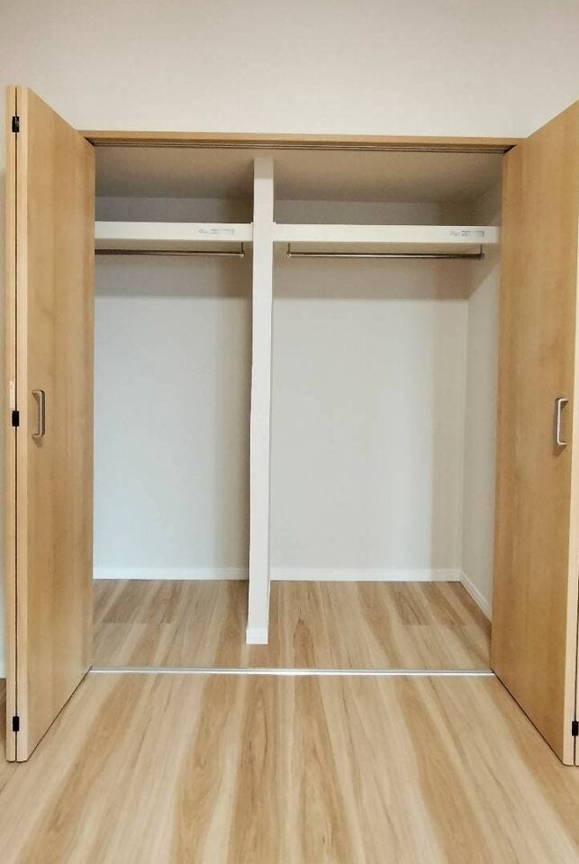 両開きのハンガータイプのクローゼットで、衣服はもちろん大きめの荷物を入れることもできます