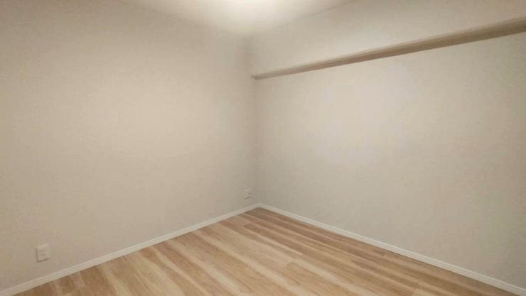 シンプルなデザインで落ち着きのある部屋です