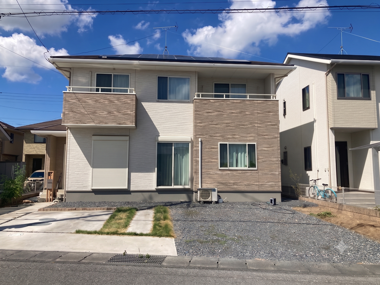 【外観】
外観
2022年10月築の築浅住宅。シンプルで洗練された外観が印象的です。太陽光発電・蓄電池を搭載し、省エネ性と災害時の安心を兼ね備えています。