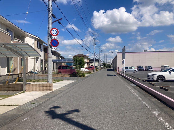 前面道路①
前面道路はゆとりがあり、お車の出し入れもスムーズ。毎日の通勤やお買い物も快適です。
見通しの良い前面道路で、車庫入れがしやすい住環境です。
