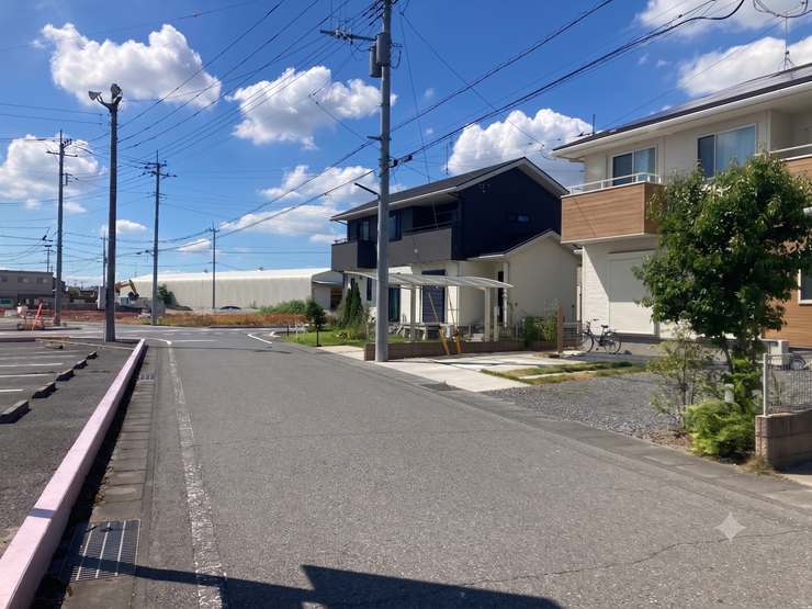 前面道路②
落ち着いた住宅街に位置し、交通量も比較的少なく、穏やかな住環境が魅力です。
前面道路との高低差が少なく、毎日の出入りも安心です。