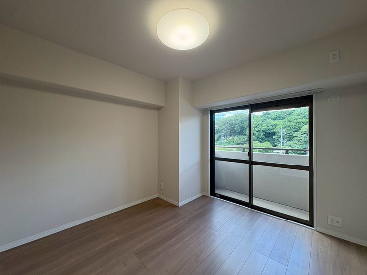 梁が少なくスッキリとした天井で、開放感を感じられるお部屋です♪