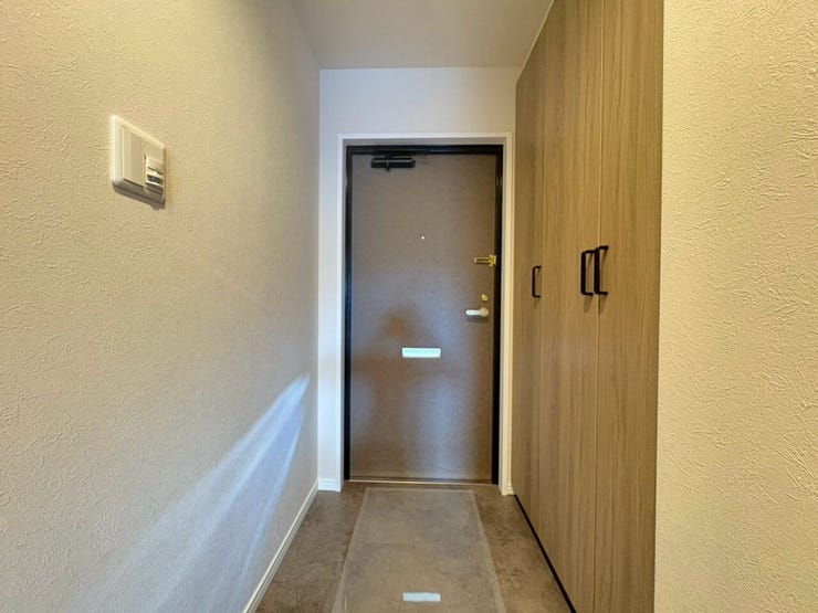 壁一面に広がる大容量のシューズボックスで、靴をたっぷり収納できます♪