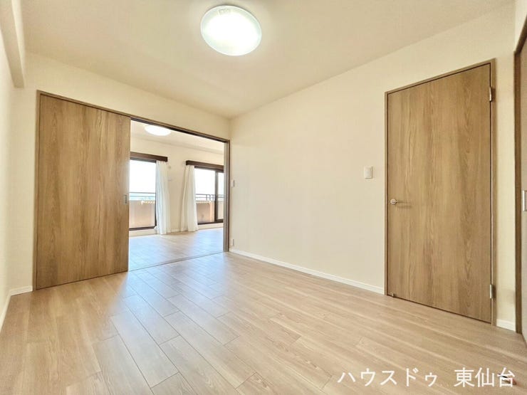 木目の引き戸がアクセントになり、温かみのある雰囲気に。