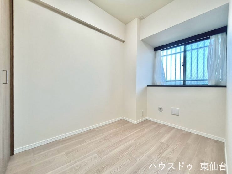 自然光がしっかり入る、気持ちのいい明るさの洋室です。