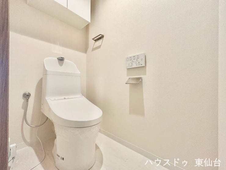 シンプルイズザベストトイレ♪もちろん温水洗浄便座付きです♪
ほこりかぶりがちなトイレは扉付きの収納が嬉しいですね♪