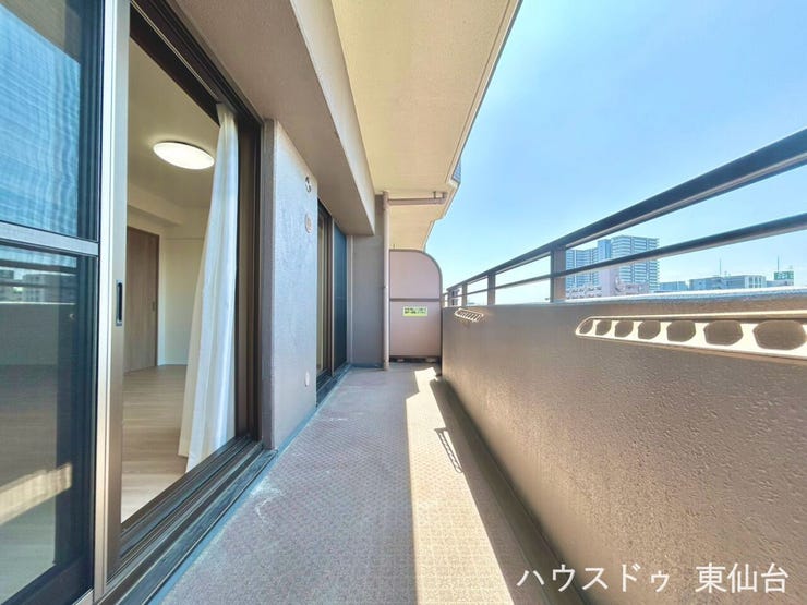 動線に余裕のある使いやすいバルコニーです♪
プライベートに配慮した低めの位置に物干しホルダーがあります♪