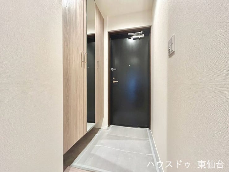 玄関の鏡が空間を広く見せてくれる効果もありますね
