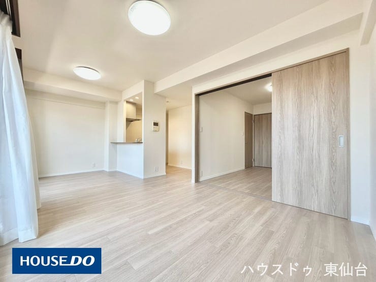 フローリングが明るく、空間全体が広く見える仕様
家族が自然と集まる明るいリビング空間