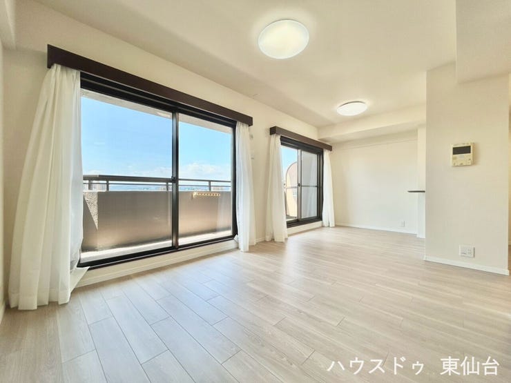 採光を確保しながらも余白がある、落ち着いた雰囲気のリビングです♪