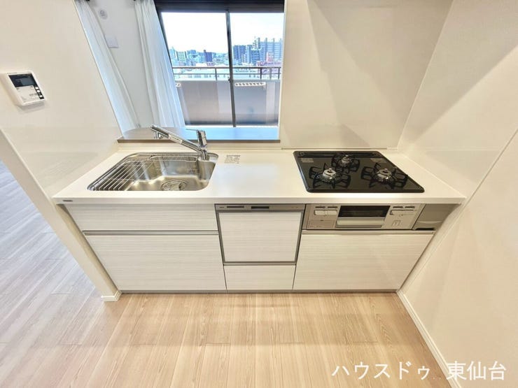 モノの出し入れがしやすいスライド式の収納を採用しています♪
3口コンロでメインとおかずとスープが一気に調理できますね♪