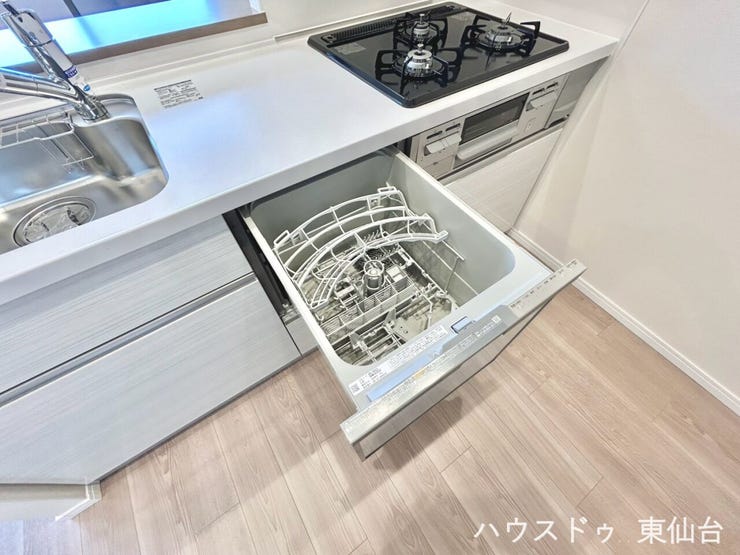 スイッチ一つで洗い物が完了♪頼もしい食洗器付きです♪
使い勝手の良いシステムキッチンで毎日の料理が快適