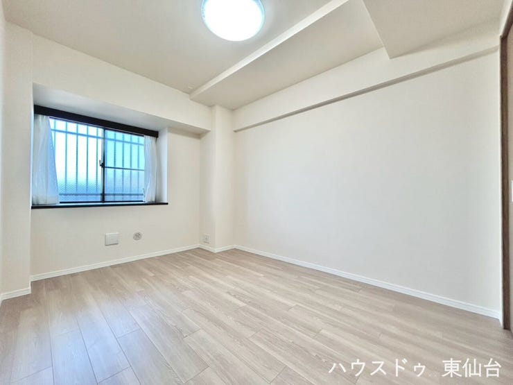 プライベートも守られる、落ち着いた雰囲気の洋室です