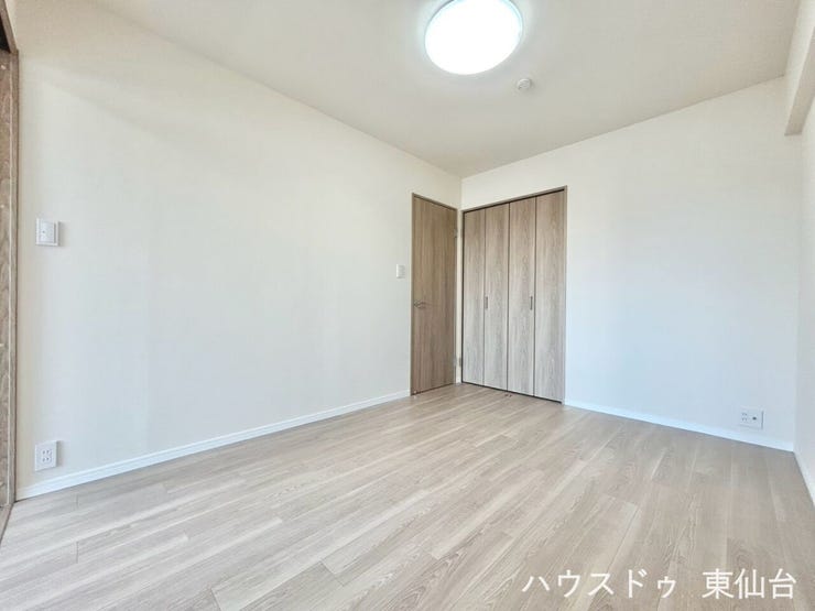 シンプルな内装なので、好みのテイストにアレンジしやすい洋室です。