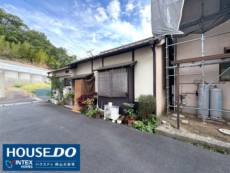 【外観】
【解体更地渡しで叶う自由な家づくり】
既存建物を解体し綺麗な更地状態でお引き渡しいたします!余計な解体費用がかからず、スムーズにお気に入りのハウスメーカーで理想のマイホーム建築をスタートできますよ♪