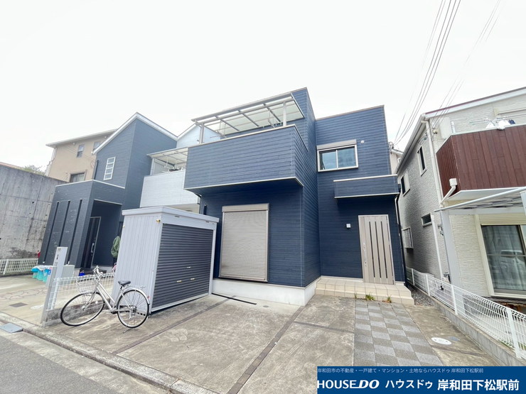 【外観】
モダンなネイビーとホワイトの外観が特徴。屋根付きバルコニーは多目的に利用可能で、大容量の物置付き。生活の利便性が高く、快適な暮らしをサポートする住まいです。