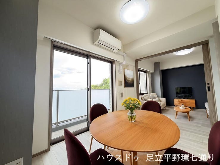 【ダイニング】
明るいフローリングとアクセントクロスが調和した室内。引き戸を開ければ空間を広く使えます。