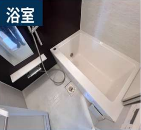 清潔感のある明るい浴室。ゆったりと湯船につかり、一日の疲れを癒やせるくつろぎの空間です。
