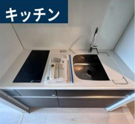 お手入れしやすいIHクッキングヒーターを備えたシステムキッチン。収納もあり、調理器具をすっきり整理できます。