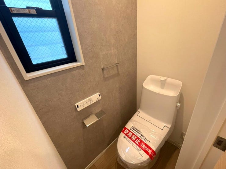 3階 ウォシュレット付トイレ♪トイレは2階・3階にあるので来客時も安心☆トイレ渋滞が緩和されます☆ひとつのトイレが使えなくなっても安心☆窓があるので明るく換気しやすい☆