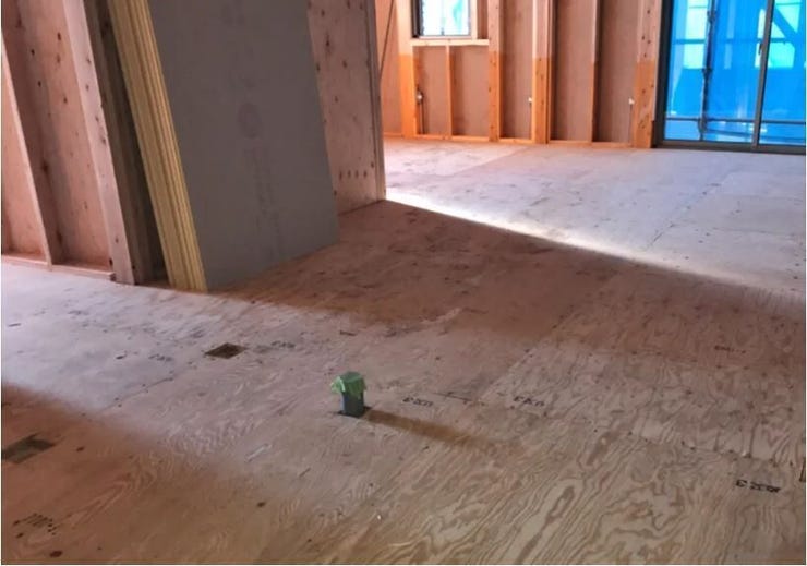 06.剛床工法
一建設の住まいでは、1階と2階の床に「剛床工法」を選びました。
これは構造用面材を土台と梁に直接留めつける工法で、横からの力にも非常に強い構造となります。