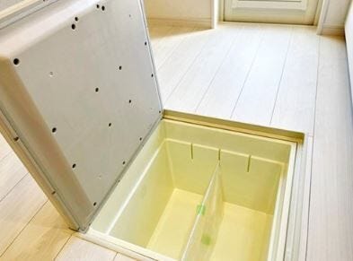 03.便利な床下収納庫
1階床下の点検口を兼ねた収納庫。
2リットルのペットボトルが立てたまま収納できる深型タイプです。※イメージ写真