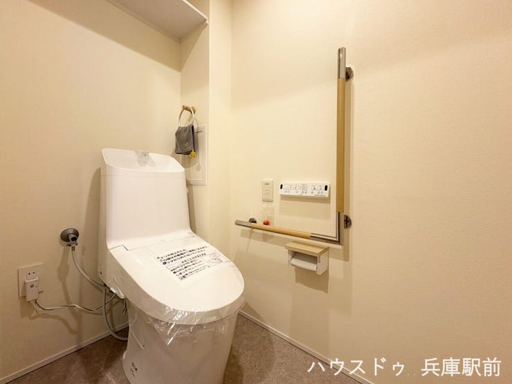 ◇手すりを備えたゆとりある設計の温水洗浄便座付きトイレ。毎日快適に使える清潔感あふれる空間で、上部収納も備えています。