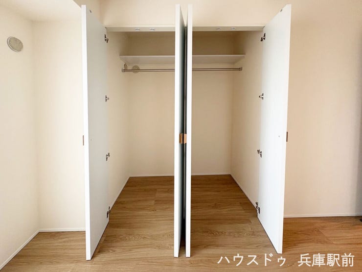◇洋室にクローゼットを完備。衣類をたっぷり収納できるハンガーパイプ付きで、お部屋をすっきりと広々お使いいただけます。