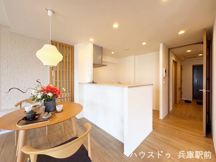 ◇対面式キッチンを採用した開放感あふれるダイニング。ご家族との会話を楽しみながら料理ができ、毎日の食卓がより豊かな時間になります。