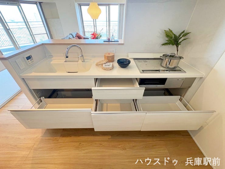 ◇開放感あふれる対面式システムキッチン。収納力豊富なオールスライド収納を採用し、調理器具や食器もすっきり整理できる、使い勝手の良いキッチンです。
